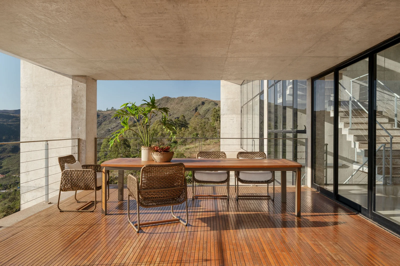 Mesa de Jantar Horizonte com outras peças da linha Horizonte