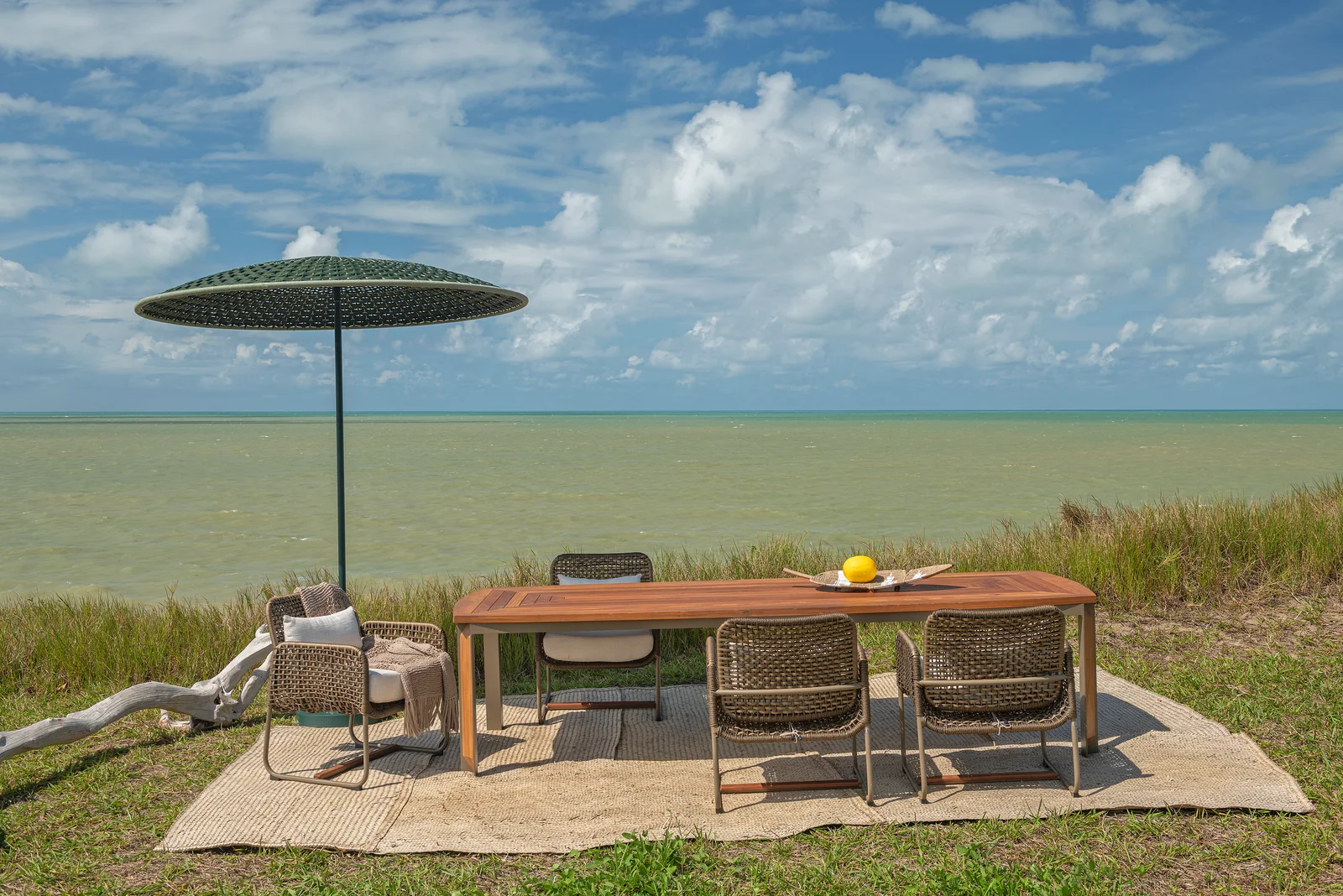 Mesa de Jantar Horizonte em ambiente decorado, design de Ellie Rocha