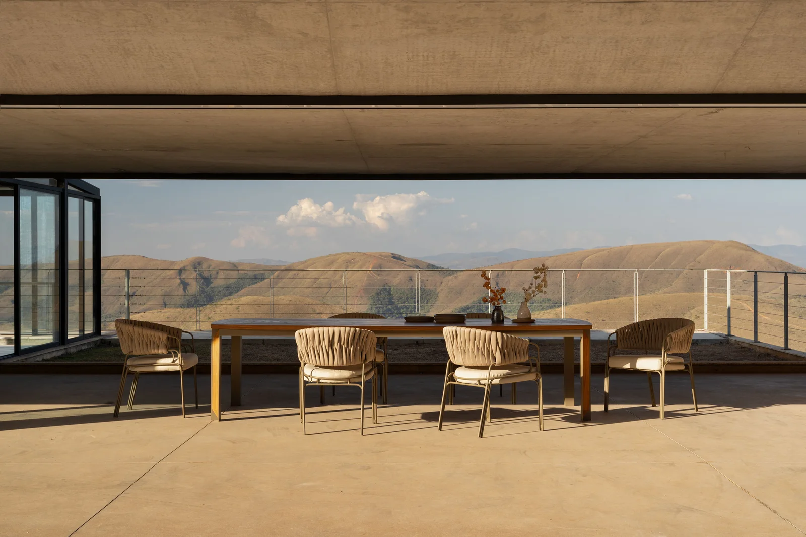 Mesa de Jantar Horizonte em ambiente decorado, design de Ellie Rocha