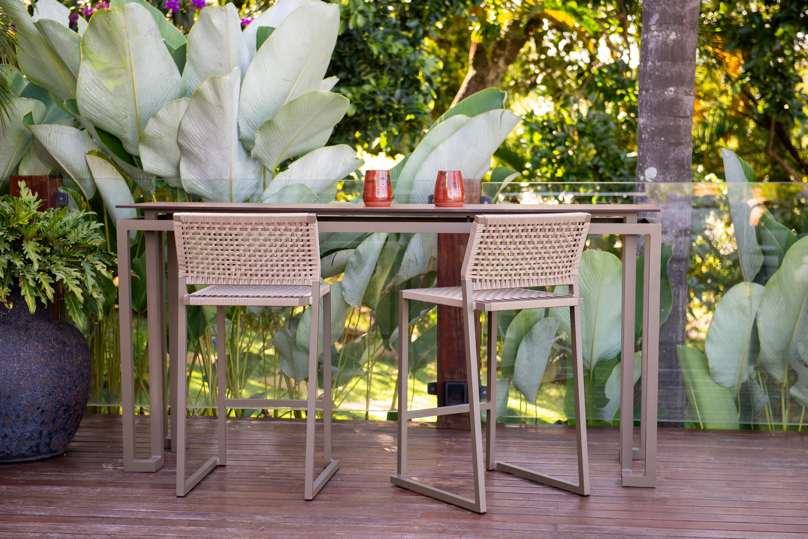 Banqueta Neo com outras peças da linha Neo