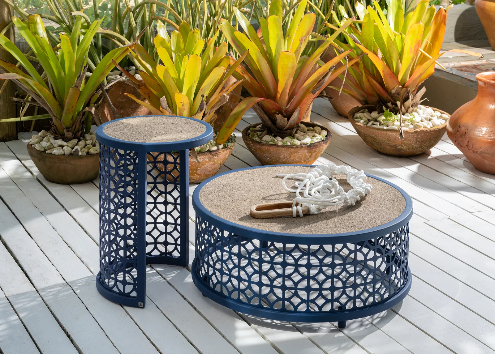 Mesa Lateral Frame Alumínio em ambiente decorado, design de Bruno Leal