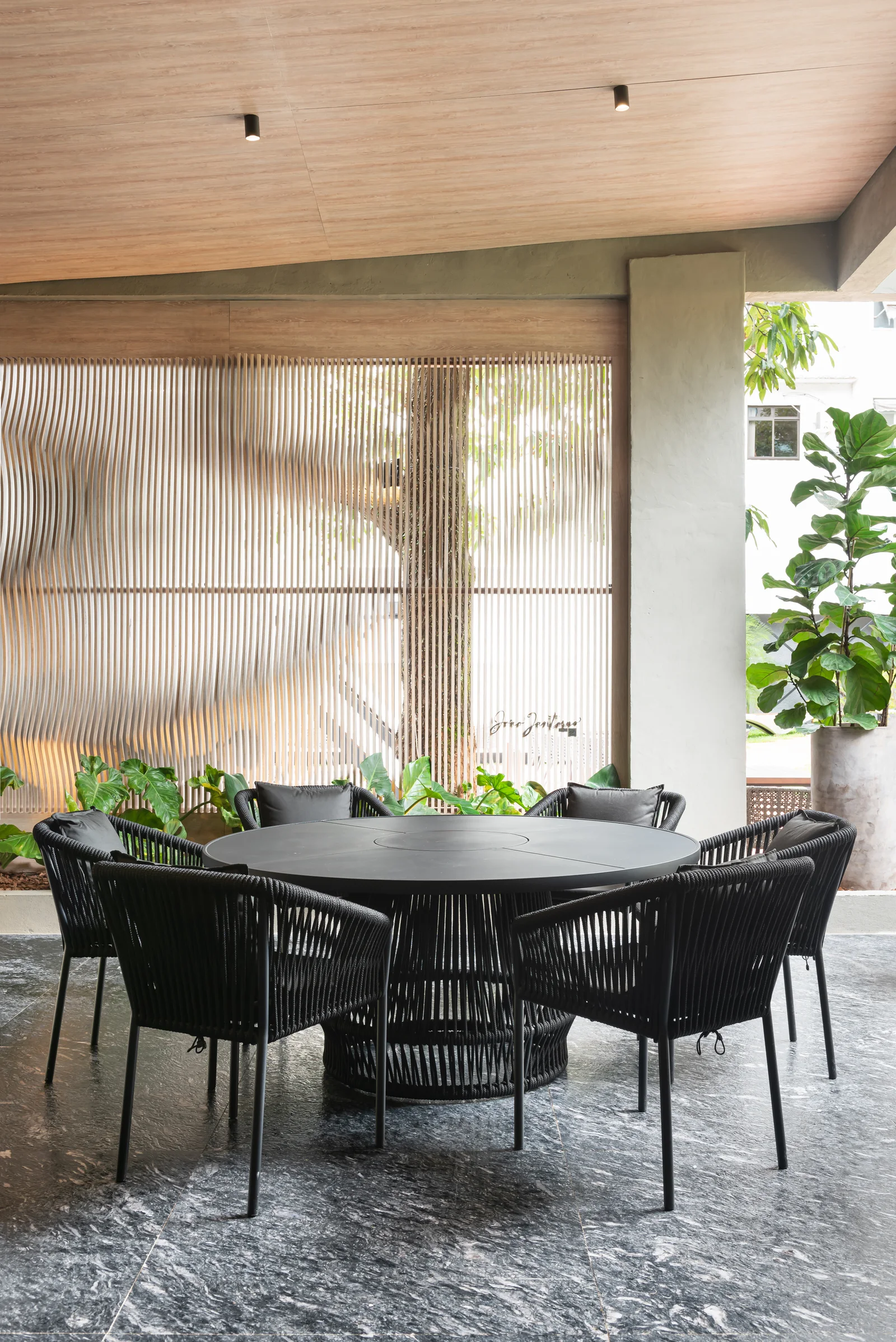 Mesa de Jantar Leal com outras peças da linha Leal