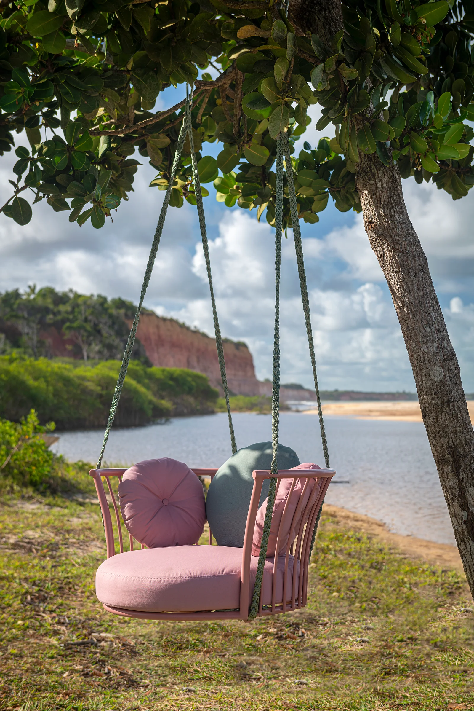 Cesto Suspenso Lírio em ambiente decorado, design de Bruno Leal