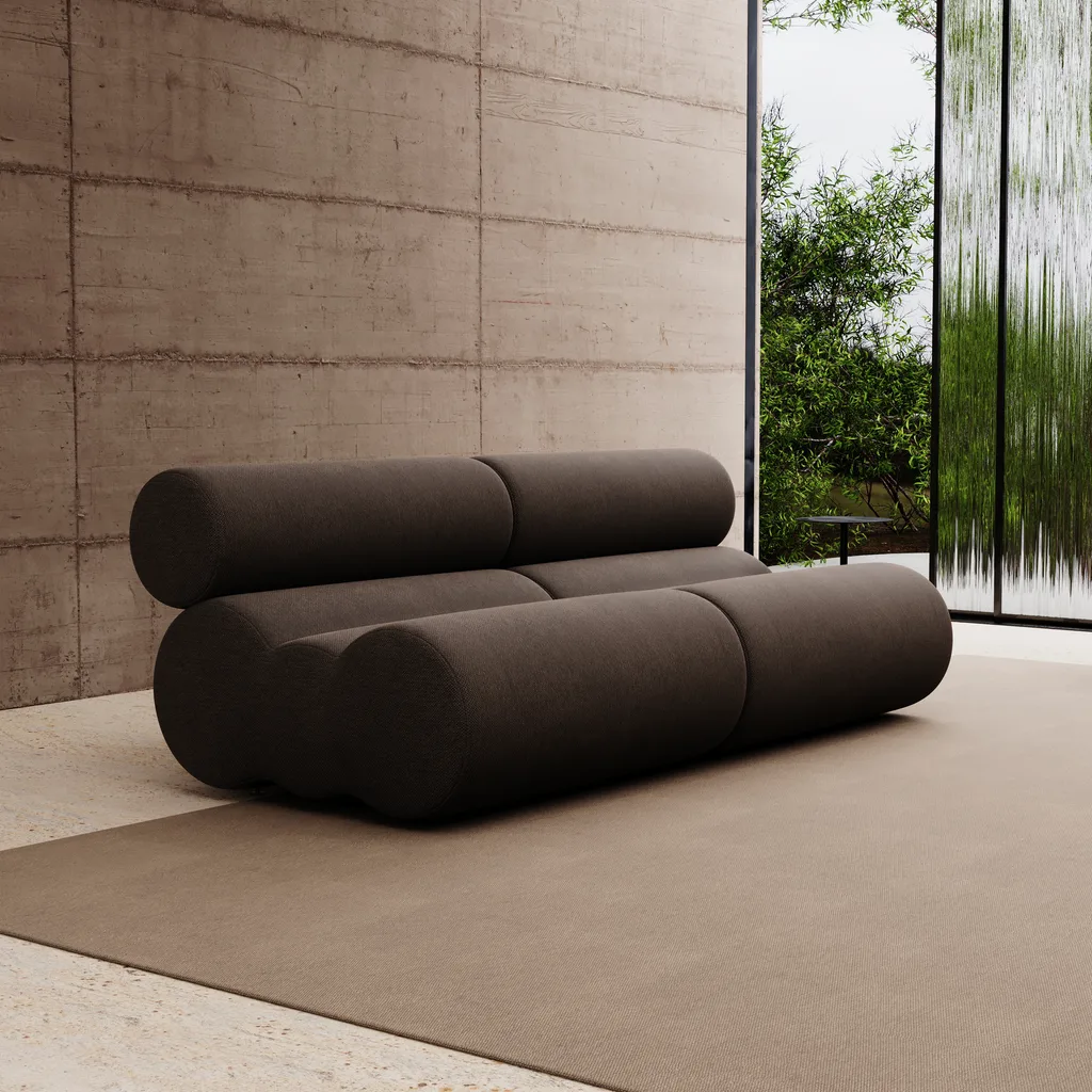 Sofá orgânico com puff Cozy em sala com janela para o jardim