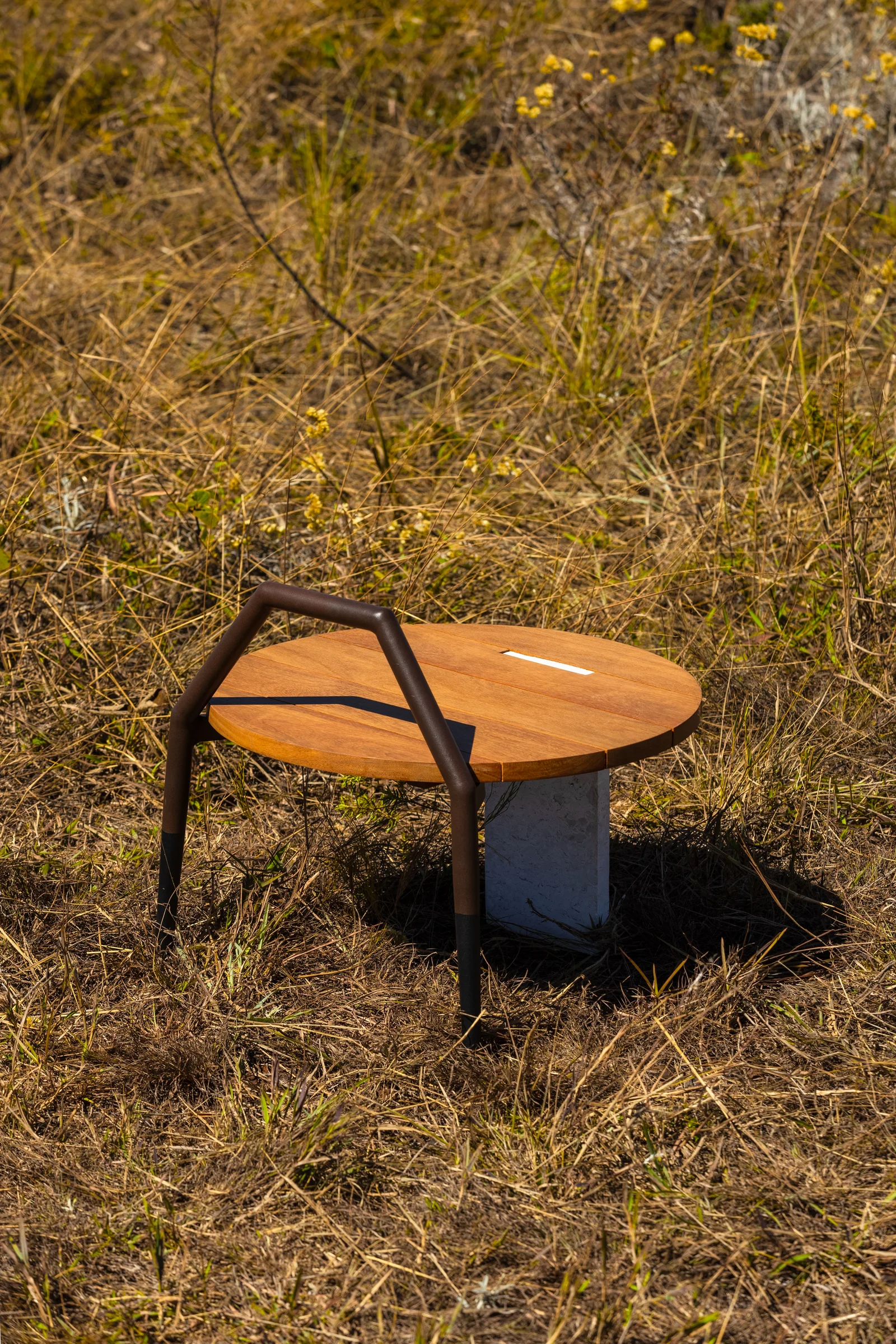 Mesa Lateral Guará em ambiente decorado