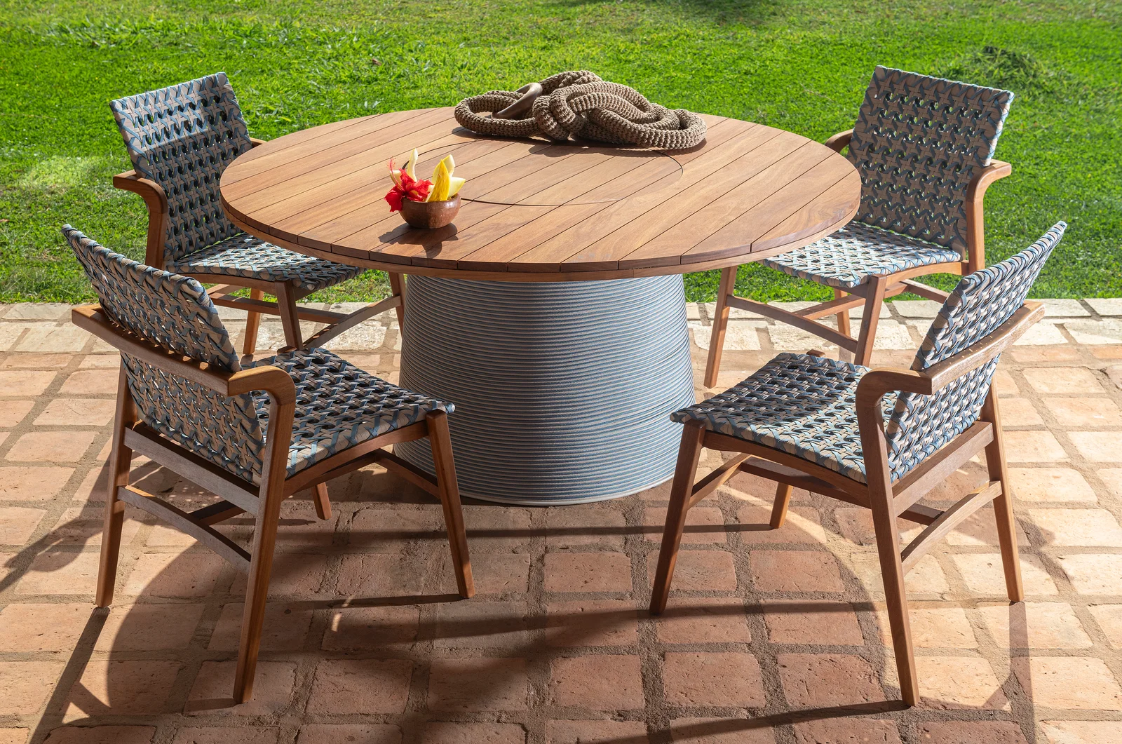 Mesa de Jantar Oca em ambiente decorado, design de Bruno Leal