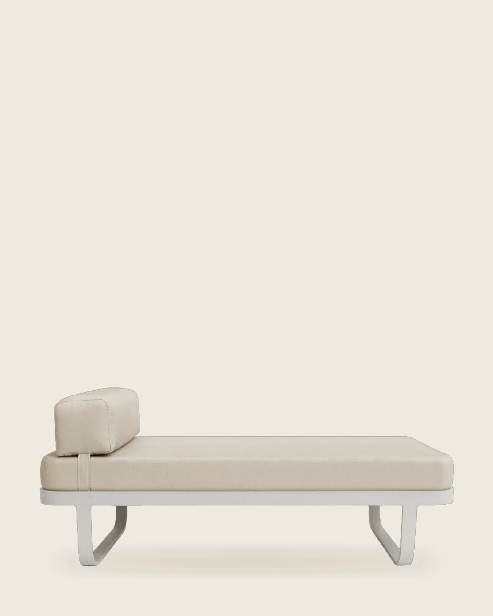 Chaise do Sofá Boston, de alumínio branco com estofado bege e almofada de rolo