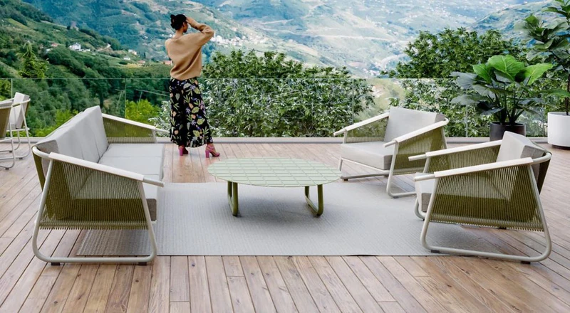 Sofá Jumbo com poltronas num deck com vista para as montanhas