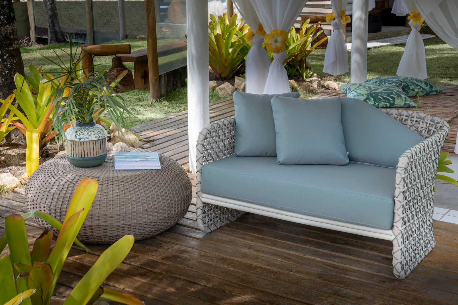 Poltrona Contorno em ambiente decorado, design de Ellie Rocha