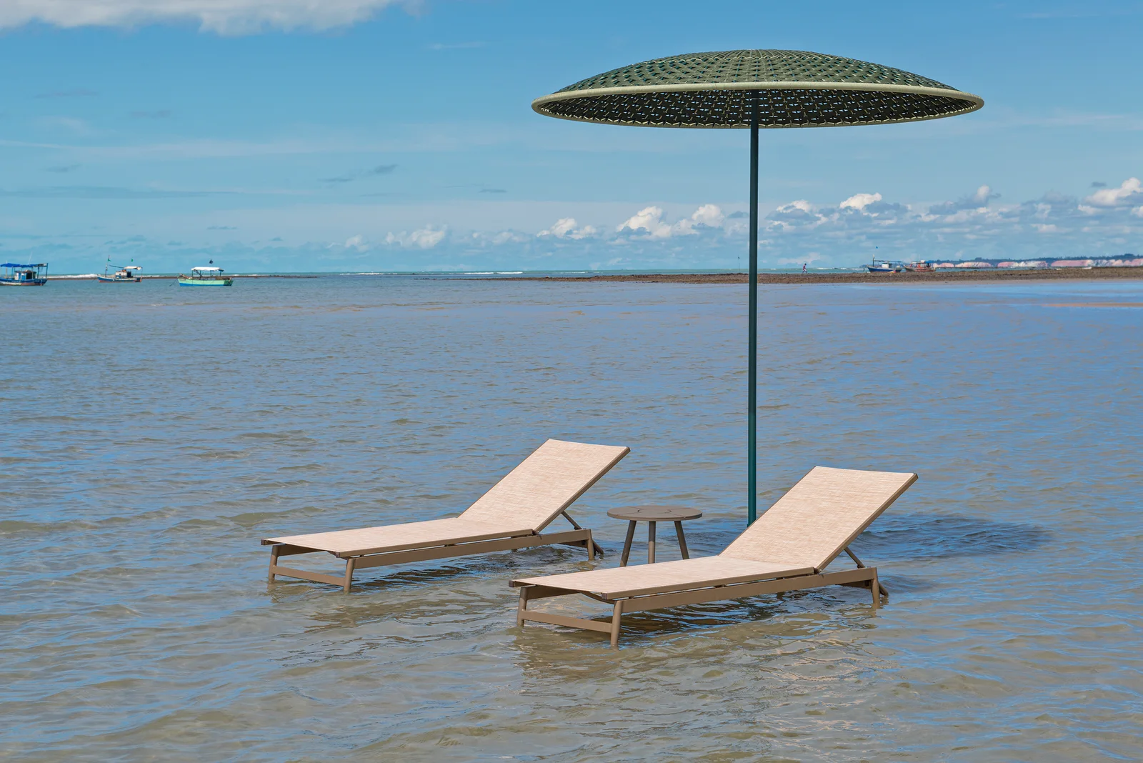 Espreguiçadeira Havaí em ambiente decorado, design de Bruno Leal