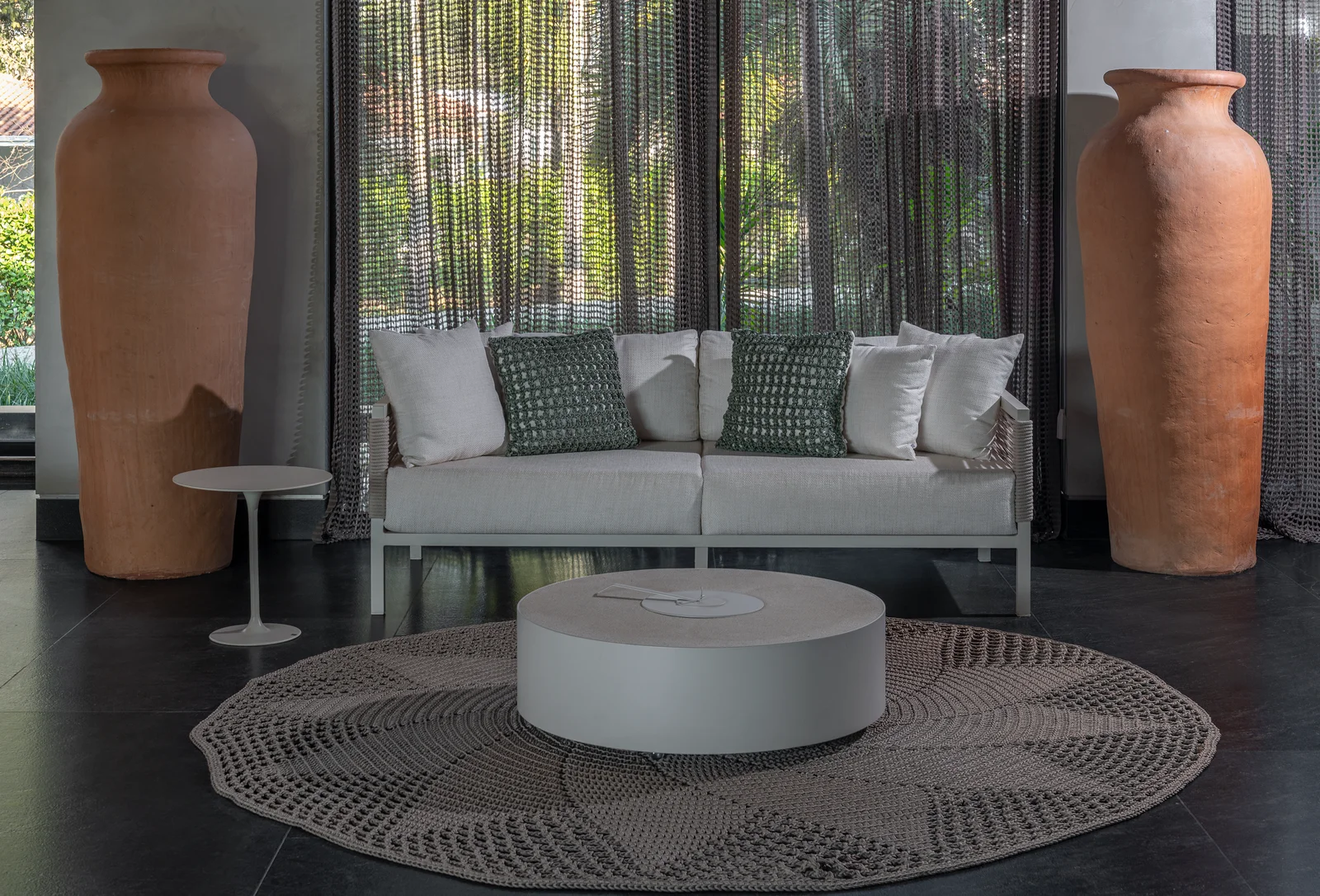 Sofá Coral em ambiente decorado, design de Bruno Leal
