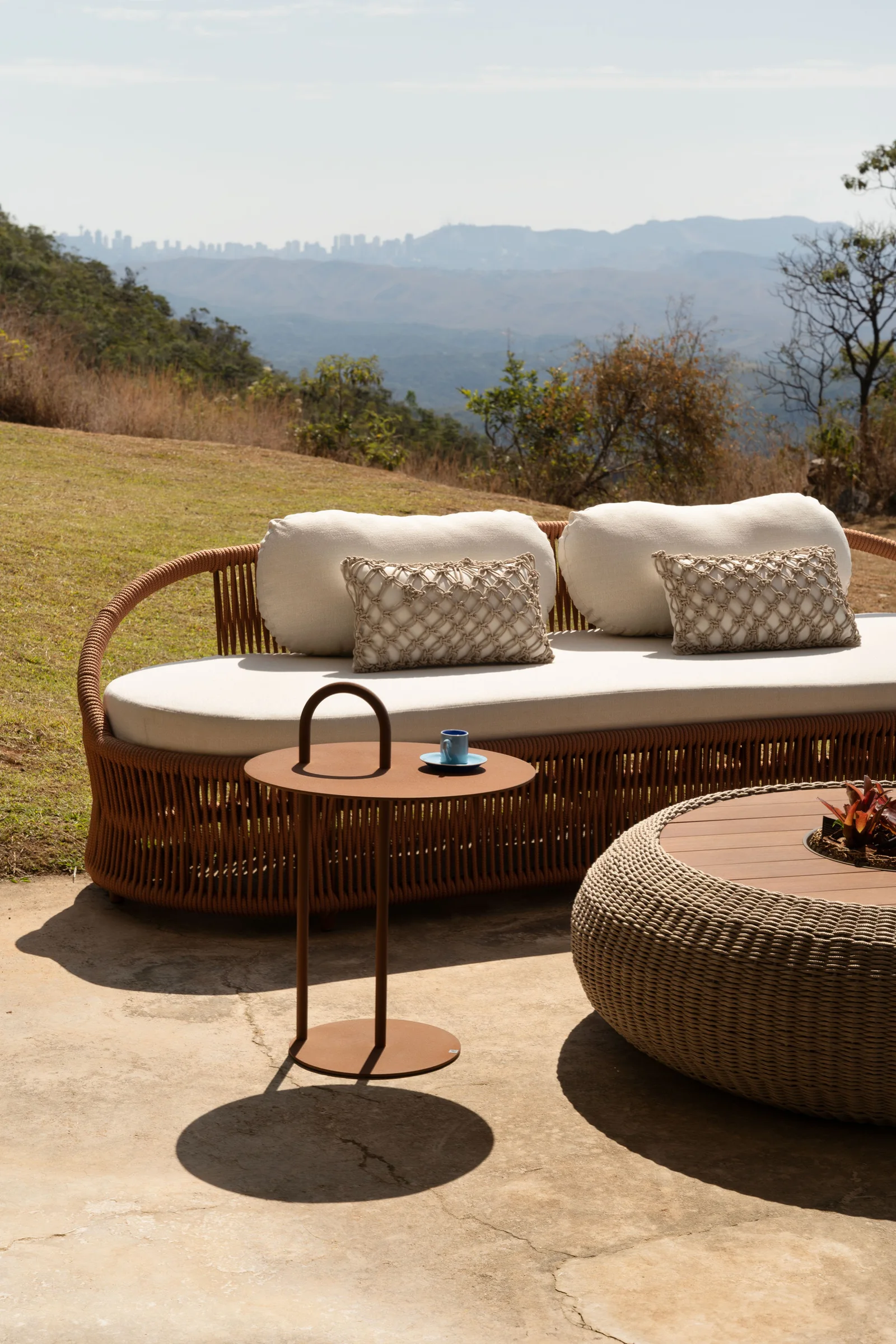 Mesa Lateral Yanoh com outras peças da linha Yanoh