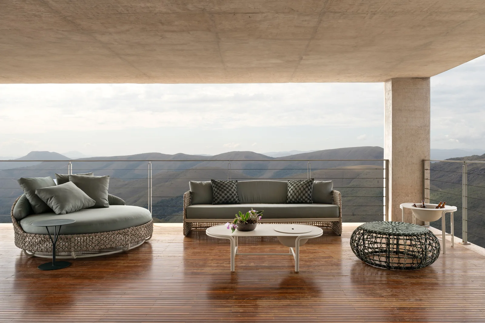 Sofá Contorno em ambiente decorado, design de Ellie Rocha