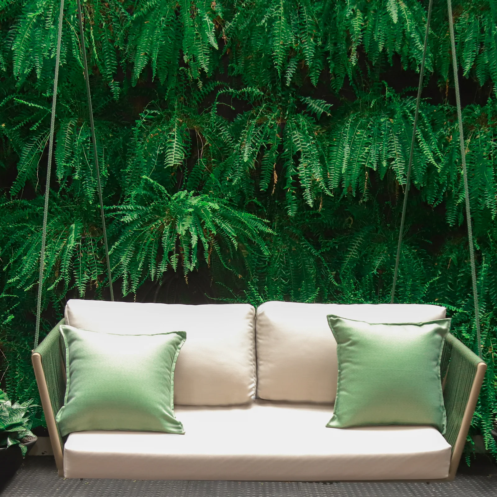 Cesto Suspenso Rein em ambiente decorado, design de Bruno Leal