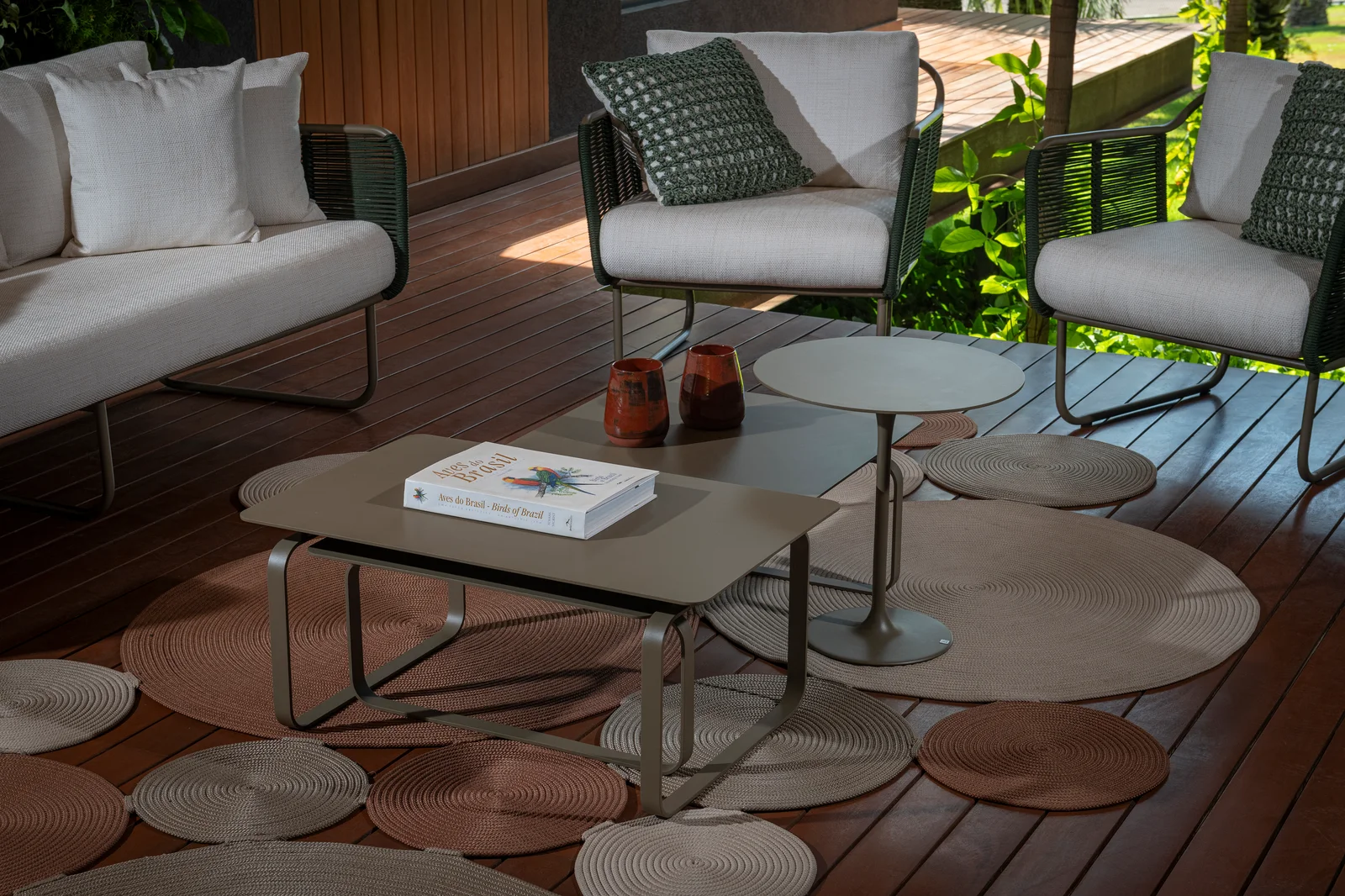 Lareira Coral em ambiente decorado, design de Bruno Leal