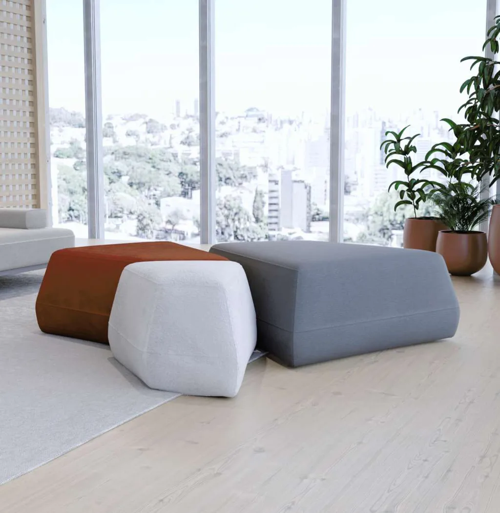 Puffs grandes Petit em sala com vista para a cidade