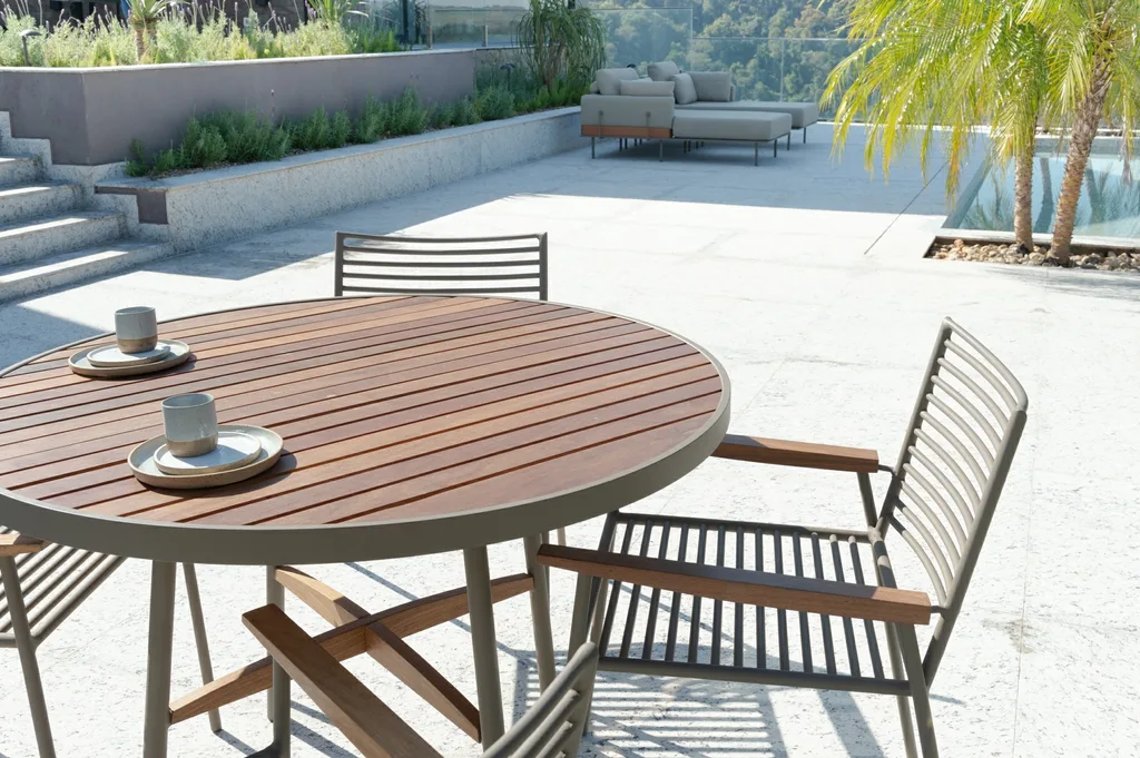 Mesa de Jantar Lira numa área externa