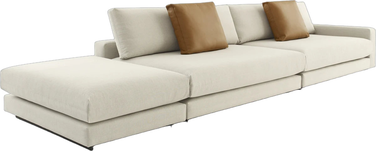 Sofá com detalhe em couro Fascínio em tecido off-white, com almofadas caramelo